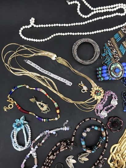 null Lot de bijoux fantaisie

comprenant bracelets, colliers, boucles d'oreille,...