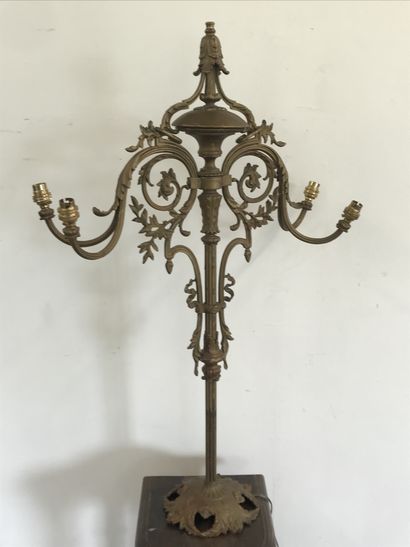 null SUSPENSION 

in gilt bronze decorated with scrolls and ribbons. 

H. 100cm

Missing...