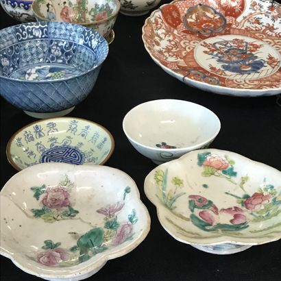 null CHINA 

Lot of Asian porcelain including plates, tea service, covered pots,...