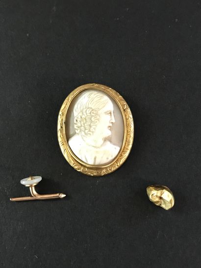 null BROCHURE 

in yellow gold with a cameo representing a woman's profile. 

A gold...