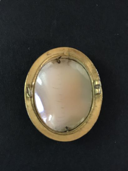 null BROCHURE 

in yellow gold with a cameo representing a woman's profile. 

A gold...
