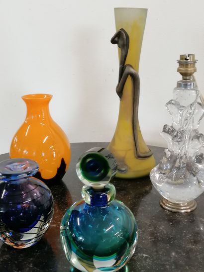 null Lot of glassware 

Including:

Two coloured and cut glass bottles H. max 17

Vase...