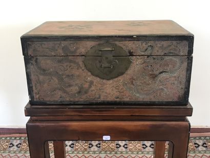 null CHINA 

Small lacquered chest decorated with plants, insects and dragons. 

Interior...
