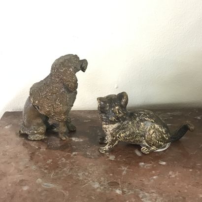 null Paire de sujets en bronze 

à patine brune

Chien et chat

H. 9 et 7 cm