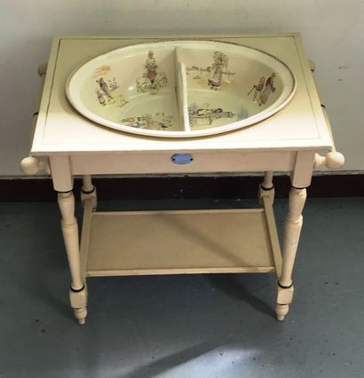 null SARREGUEMINES 

Lavoir bébé 

Petite table de toilette pour bébé en bois sculpté...