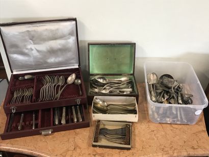 null SILVER METAL

Important lot including :

Plates, dishes, raffraichissoires,...