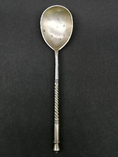 null CAVIAR SPOON

Russian silver with twisted handle

The spoon with decoration...