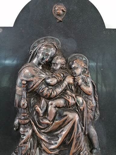 null BENITIER 

En cuivre argenté à haut relief représentant la Vierge à l'enfant...