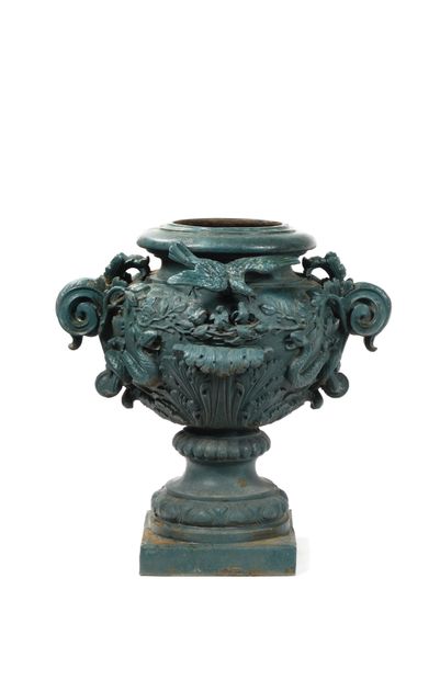 null IMPORTANT VASE DE JARDIN en fonte de forme balustre, les deux prises en enroulement,...