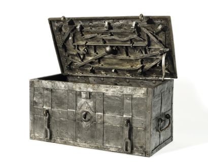 null MARINE CHEST called "Nuremberg chest" in riveted iron plate, with its lock system....