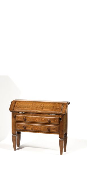 null ENSEMBLE DE TROIS MEUBLES de maitrise en bois naturel comprenant une commode...