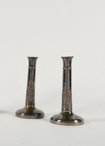 null PAIR OF FLAMPS in silver plated metal on a round base decorated with palmettes...