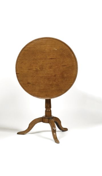 null * GUERIDON in walnut with a circular top, resting on a tripod base, (accidents...