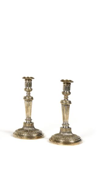null PAIR OF FLAMPS in silver plated bronze with fluting. Louis XVI period. Height...