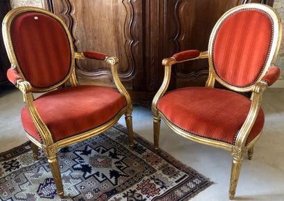 null Pair of cabriolet armchairs in moulded and gilded beech with medallion back,...