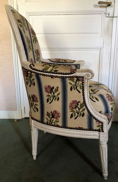 null Shepherd's chair with cabriolet back in moulded and carved wood. It rests on...