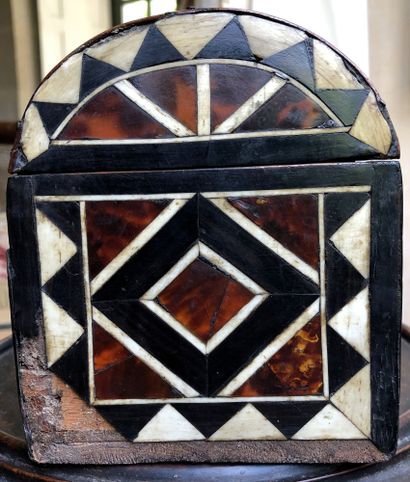 null Jewelry box in bone veneer, red tortoiseshell and ebony. 	 Flanders. First half...