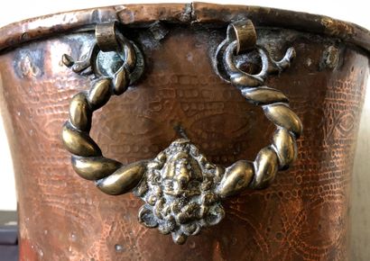 null Round bottle cooler, slightly curved in embossed copper 17th century H. 29 cm-...