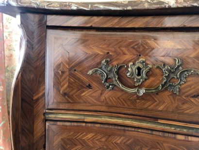 null COMMODE in violet wood veneer and marquetry opening in front of four tiroris...
