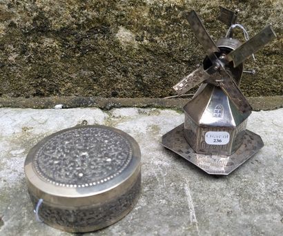 null A MILL and a round BOX in silver. Foreign hallmarks H. 11 and 3 cm Total weight...