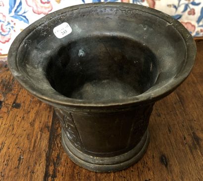 null Bronze mortar without its pestle with a medallic patina, France, end of the...