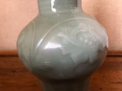 null CHINE 																 Vase balustre en grès porcelaineux à couverte céladon...