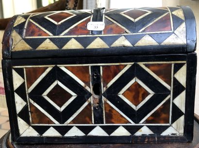 null Jewelry box in bone veneer, red tortoiseshell and ebony. 	 Flanders. First half...