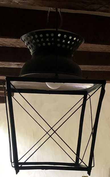 null Lantern in sheet metal. Beginning of XIXth century H. 70 cm - lower part : 28...