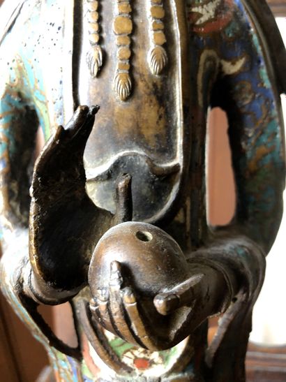 null JAPON 															 Grande Guanyn en bronze et cuivre cloisonné. Fin XIXème...