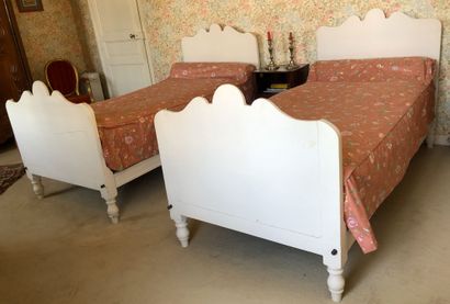 null PAIR OF BED FRAMES in white lacquered wood with high flat backs and resting...
