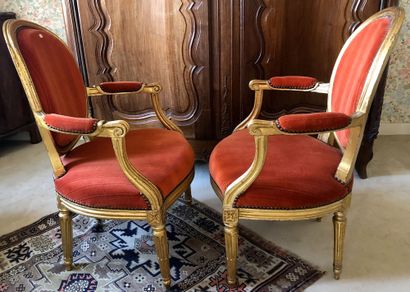 null Pair of cabriolet armchairs in moulded and gilded beech with medallion back,...