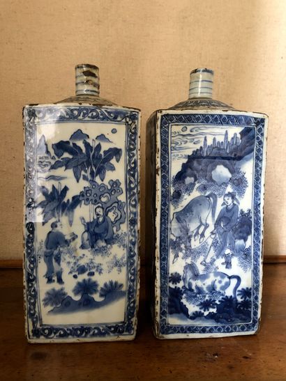 null CHINA Pair of blue and white enamelled porcelain tea-bottles decorated with...