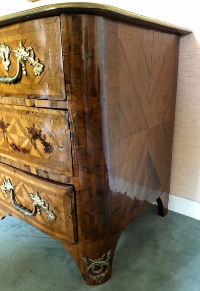 null Arched chest of drawers in violet wood veneer, opening with four drawers on...