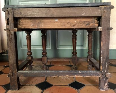 null Walnut chest of drawers. 											 Beginning of the XVIIth century H. 49,5...