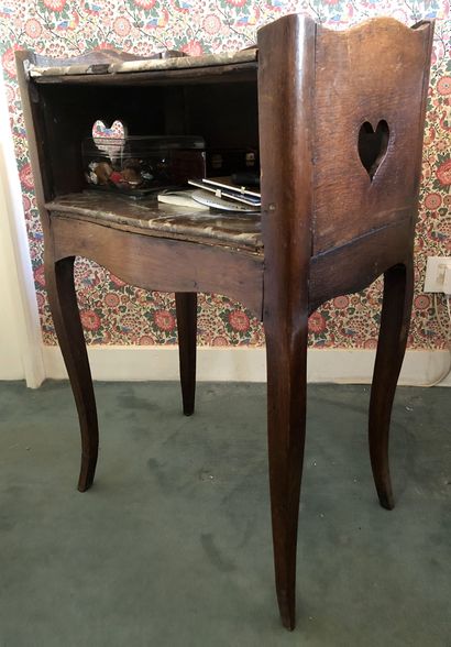 null Two CHEST TABLES, one in oak and the other in walnut. 			 Marble top, the sides...