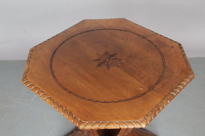 null TABLE GUÉRIDON de forme octogonale en bois naturel mouluré et sculpté de rinceaux...