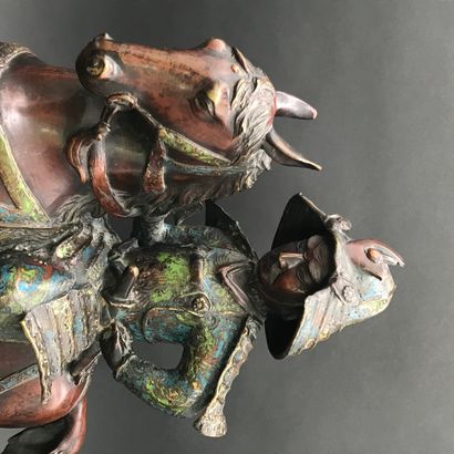 null JAPON 

Samourai à cheval en bronze patiné et cloisonné. Emaux polychromes.

H....