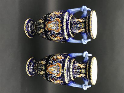 null MANUFACTURE DE GIEN 

Paire de grands vases à anses modèle Renaissance à fond...