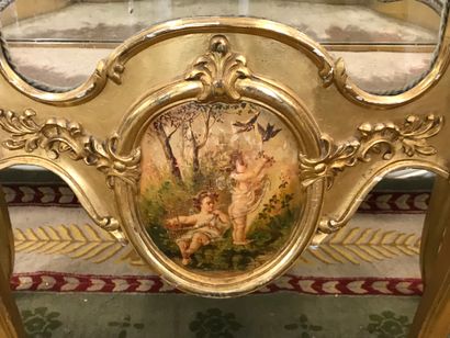 null WINDOW

Louis XV style, curved and glazed on all sides in wood and gilded stucco,...
