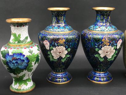 null CHINE 

Ensemble de trois paires de vases cloisonnés à décor de fleurs. 

Env....