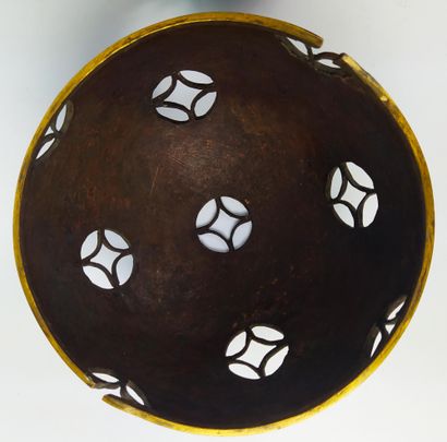  CHINE Sphère ajourée en bronze doré et cloisonné, ouvrant en son centre faisant...