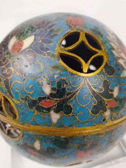 null CHINE Sphère ajourée en bronze doré et cloisonné, ouvrant en son centre faisant...