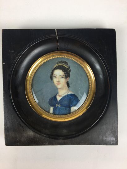 null MME PERRIN (XVIIIe) Portrait de jeune fille au diadème de perles et roble bleue....