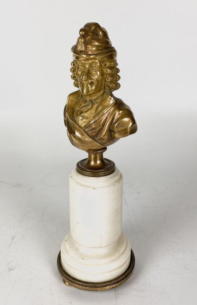 null BUSTE en bronze doré représentant le buste de Voltaire sur un socle colonne...