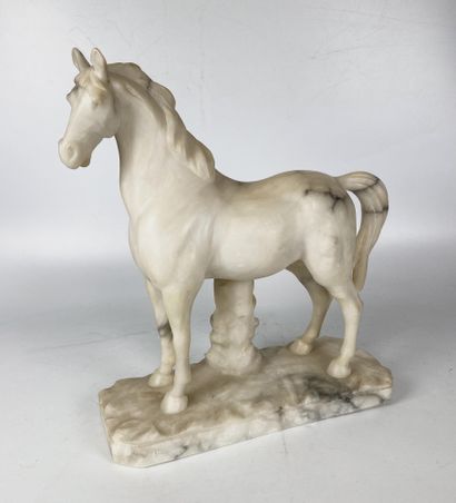 null GROUPE en marbre blanc et veiné représentant un cheval à l'arrêt Haut : 42 cm...