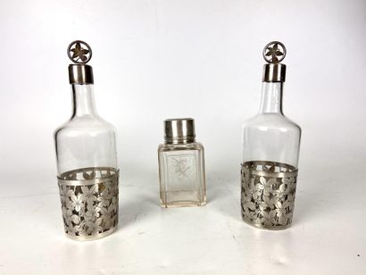 null PAIRE DE CARAFONS en verre, la monture et les bouchons en argent ajouré à décor...