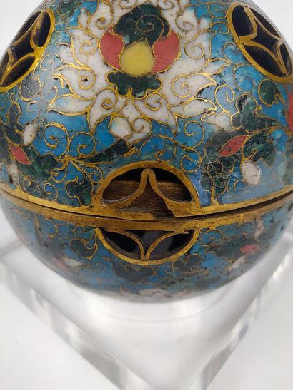 null CHINE Sphère ajourée en bronze doré et cloisonné, ouvrant en son centre faisant...