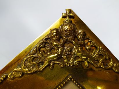 null Grand CADRE en métal doré (non poinçonné) décoré aux quatre écoinçons d'armoiries...