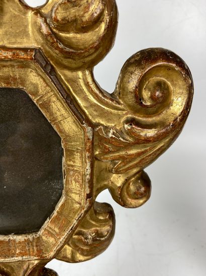 null DEUX MONSTRANCES en bois doré et sculpté de feuillages. Italie, XVIIIe siècle...