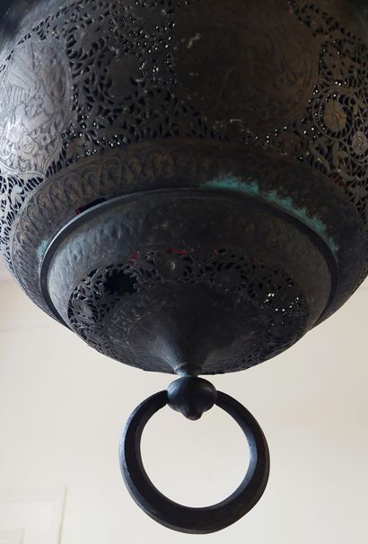 null LAMPE DE MOSQUEE en cuivre ajouré, gravé et ciselé, à décor de cabochons de...